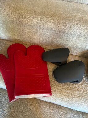 The Pampered Chef Red Silicone Lined Oven Mitts & Gray Mini Oven Mitts, New
